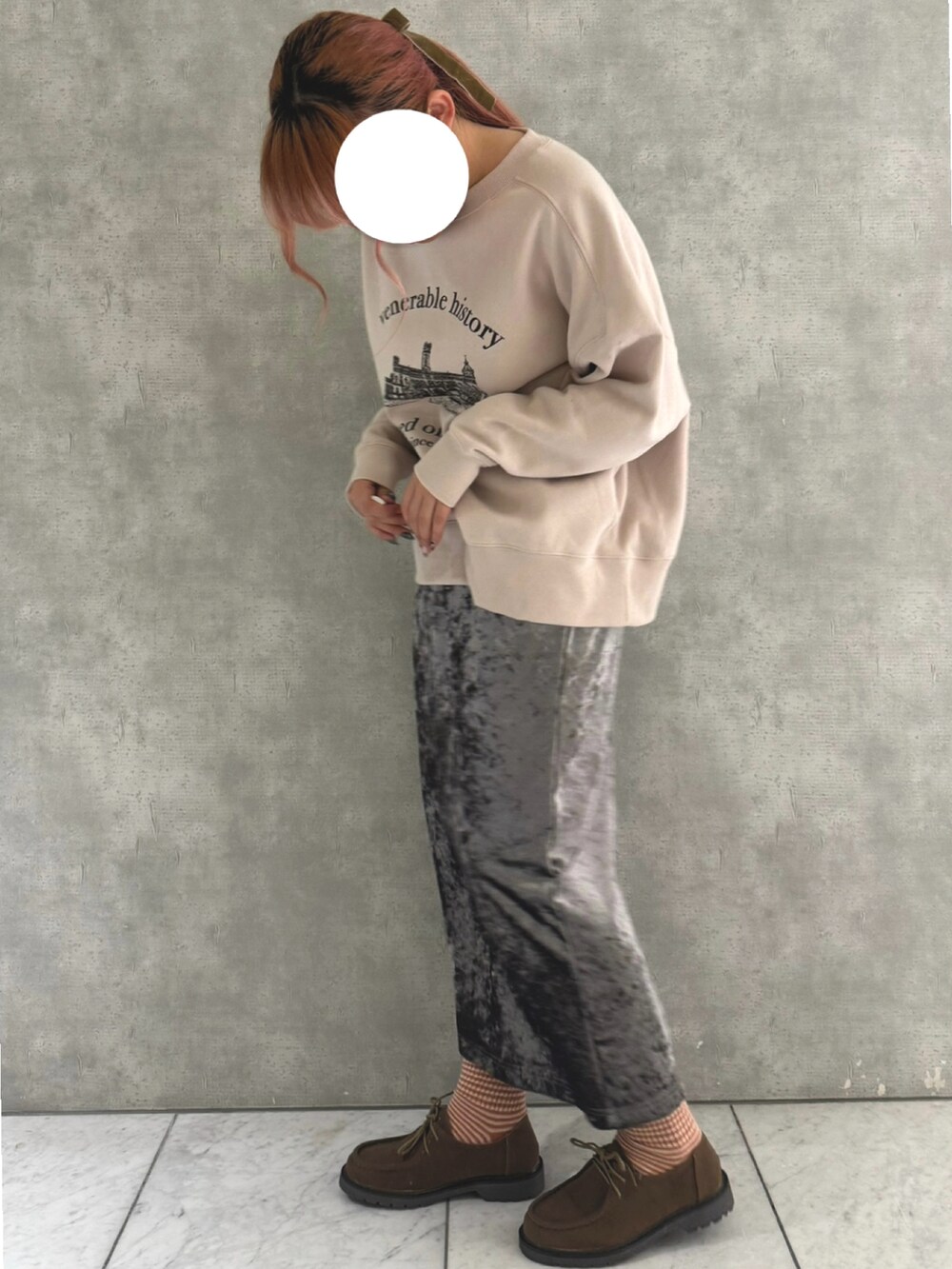 「Samansa Mos2、ピンクコーデ、ベロアスカート、冬コーデ、スウェット」｜「Samansa Mos2のモチーフプリントスウェット（Tシャツ/カットソー、ピンク系）」を使った、わかなさん（レディース・160cm）の冬コーディネートの2枚目の写真