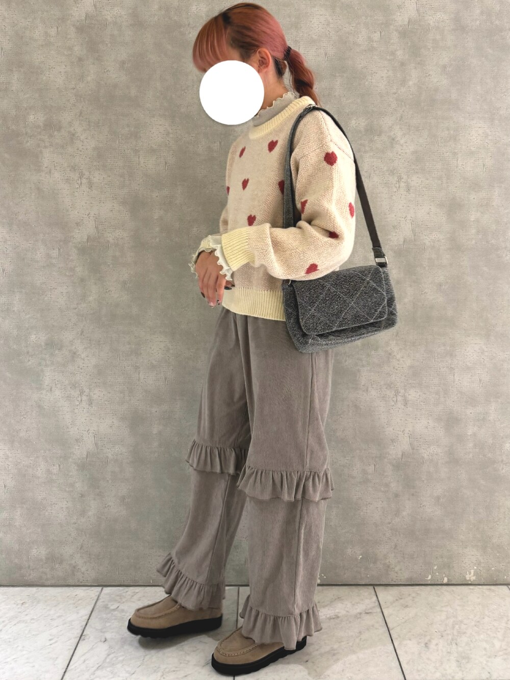 「冬コーデ、ehka sopo、ピンクコーデ、ハートニット、ハート、ラメ、フリルパンツ」｜「ehka sopoのコーデュロイフリルパンツ（その他パンツ、グレー系）」を使った、わかなさん（レディース・160cm）の冬コーディネートの2枚目の写真