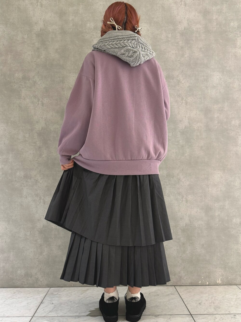 「冬コーデ、プリーツスカート、プリーツティアードスカート、バラクラバ、パープルコーデ、ehka sopo」｜「ehka sopoのティアードプリーツスカート（スカート、グレー系）」を使った、わかなさん（レディース・160cm）の秋コーディネートの5枚目の写真