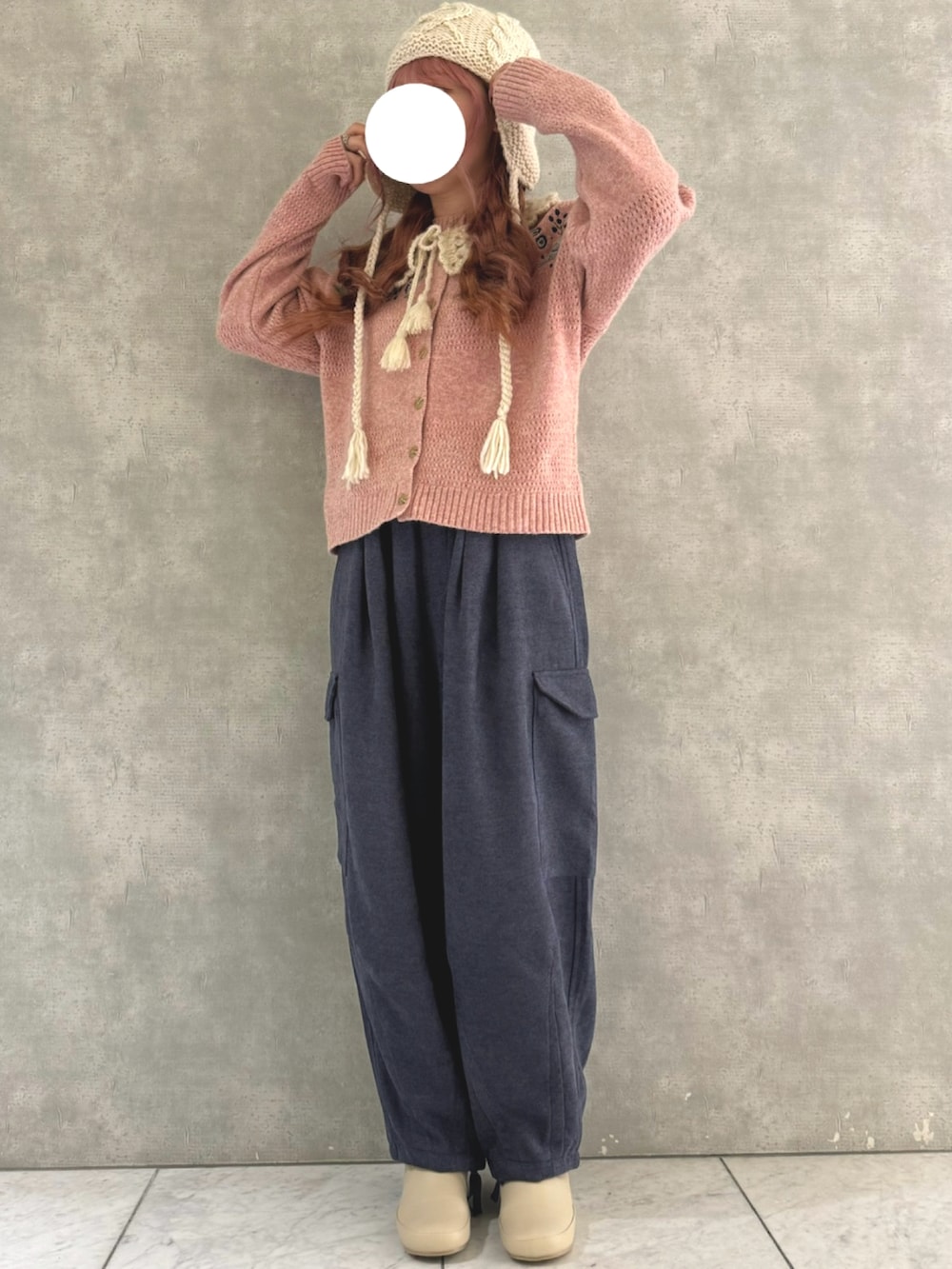 「秋冬コーデ、つけ襟コーデ、刺繍ニット、ニットワッチ、カーゴパンツ、ピンクコーデ、Samansa Mos2」|「Samansa Mos2の【マカベアリスXSamansaMos2】刺繍ニットカーディガン(カーディガン/ボレロ、ピンク系)」を使った、わかなさん(レディース・160cm)の秋コーディネートの2枚目の写真