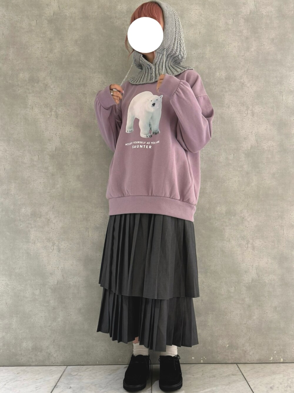 「冬コーデ、プリーツスカート、プリーツティアードスカート、バラクラバ、パープルコーデ、ehka sopo」｜「ehka sopoのティアードプリーツスカート（スカート、グレー系）」を使った、わかなさん（レディース・160cm）の秋コーディネートの4枚目の写真
