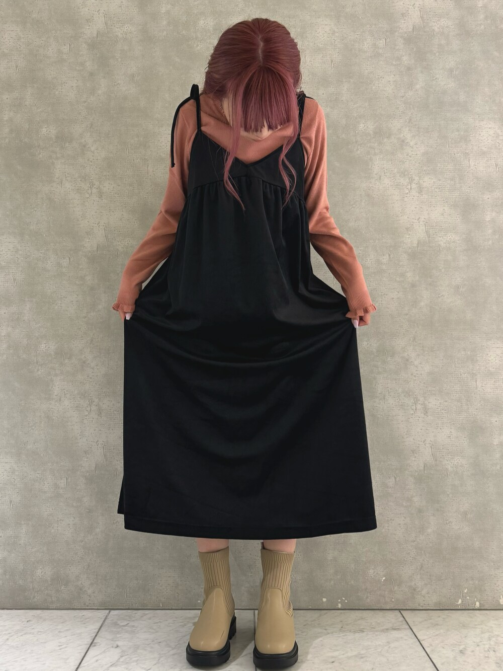 「ehkasopo、ベロアキャミワンピ、フリル、リボン、ピンクコーデ」｜「ehka sopoのベロアキャミワンピース（ワンピース、ブラック系）」を使った、わかなさん（レディース・160cm）の秋コーディネートの2枚目の写真