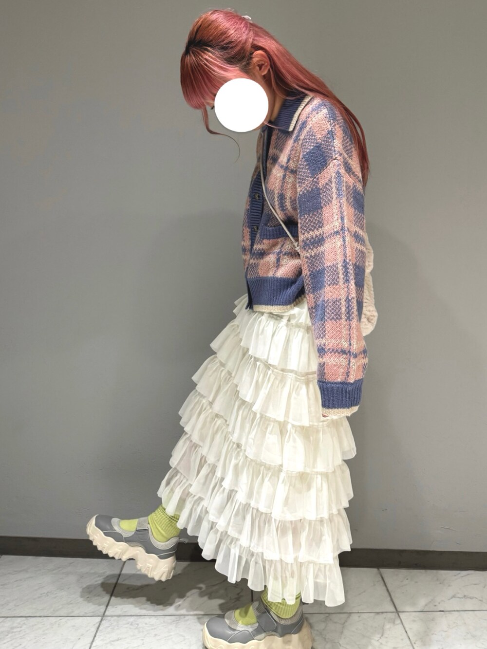 「ehka sopo、冬コーデ、ピンクコーデ、フリルティアードスカート、チェック」｜「ehka sopoのフリルティアードスカート（スカート、ホワイト系）」を使った、わかなさん（レディース・160cm）の秋コーディネートの5枚目の写真