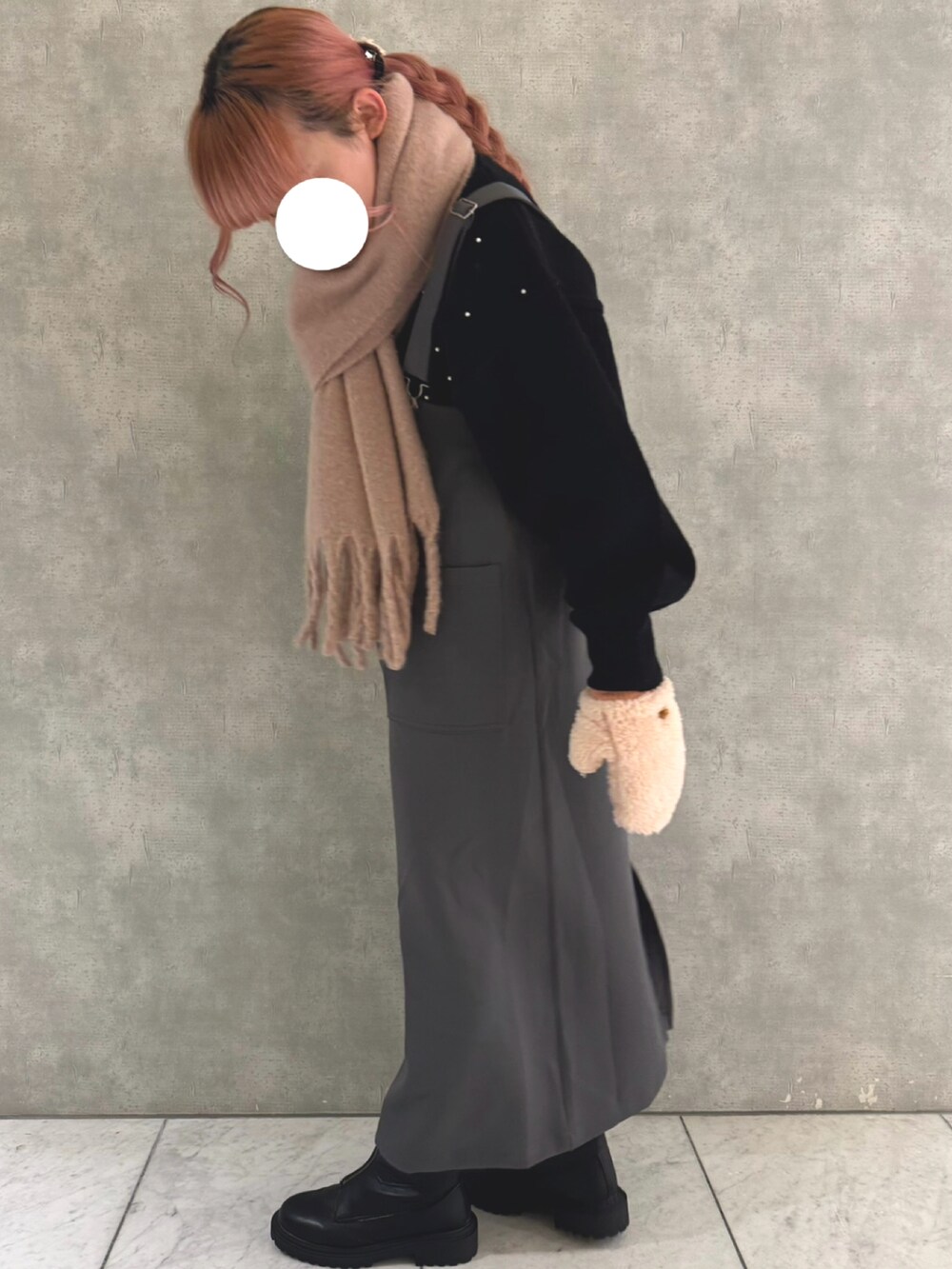 「ehka sopo、ピンクコーデ、パールニット、ジャンスカ、マフラー、冬コーデ」｜「ehka sopoのパールニット（ニット/セーター、ブラック系）」を使った、わかなさん（レディース・160cm）の冬コーディネートの2枚目の写真