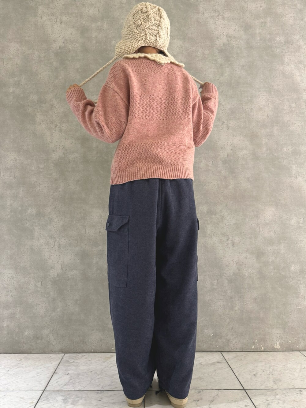 「秋冬コーデ、つけ襟コーデ、刺繍ニット、ニットワッチ、カーゴパンツ、ピンクコーデ、Samansa Mos2」|「Samansa Mos2の【マカベアリスXSamansaMos2】刺繍ニットカーディガン(カーディガン/ボレロ、ピンク系)」を使った、わかなさん(レディース・160cm)の秋コーディネートの3枚目の写真