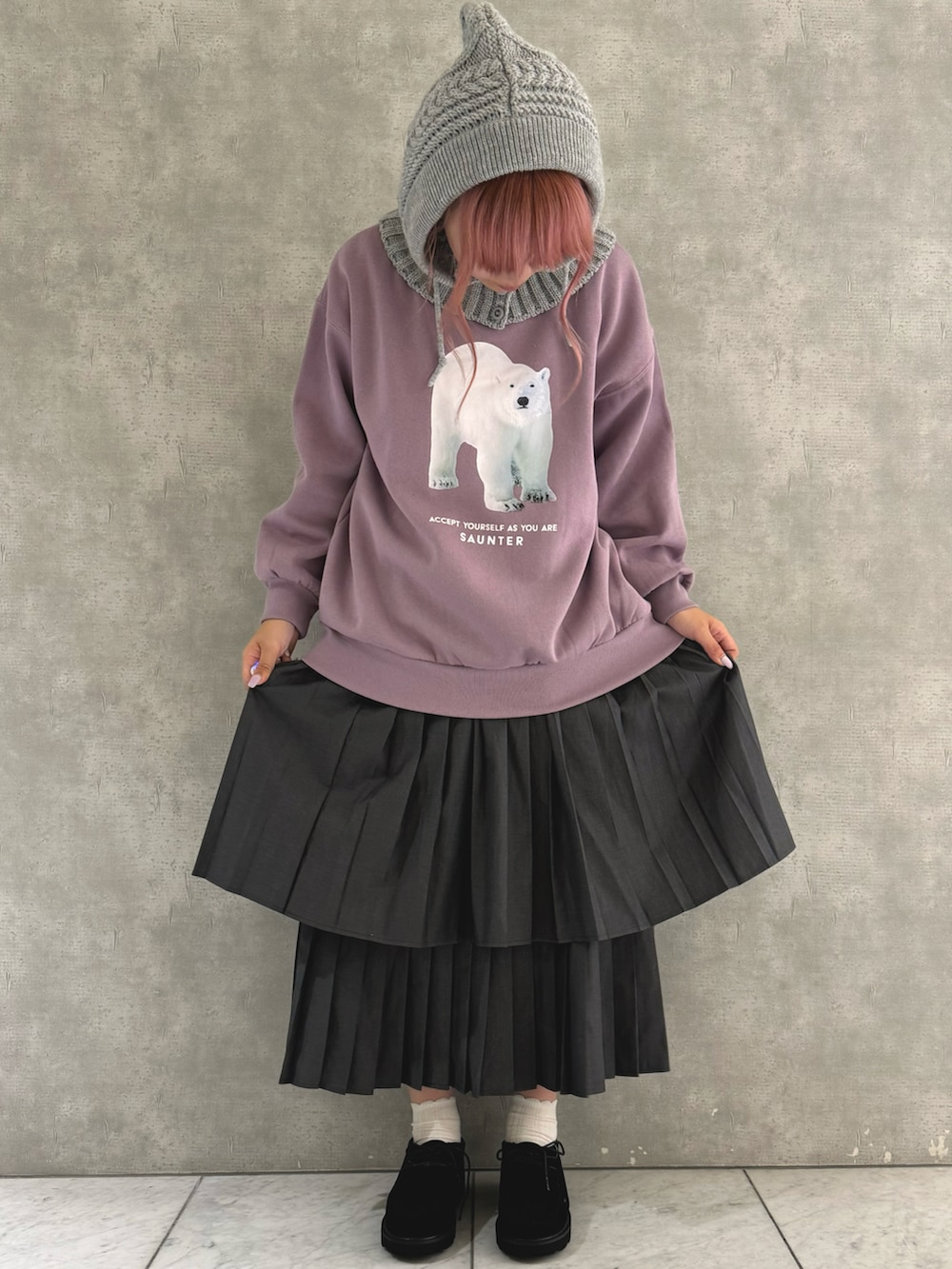 「冬コーデ、プリーツスカート、プリーツティアードスカート、バラクラバ、パープルコーデ、ehka sopo」｜「ehka sopoのティアードプリーツスカート（スカート、グレー系）」を使った、わかなさん（レディース・160cm）の秋コーディネートの3枚目の写真
