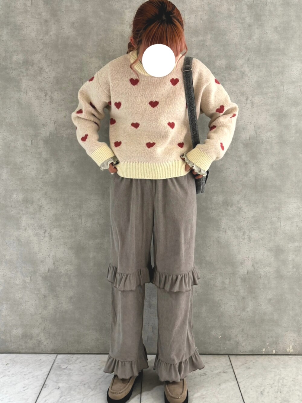 「冬コーデ、ehka sopo、ピンクコーデ、ハートニット、ハート、ラメ、フリルパンツ」｜「ehka sopoのコーデュロイフリルパンツ（その他パンツ、グレー系）」を使った、わかなさん（レディース・160cm）の冬コーディネートの4枚目の写真