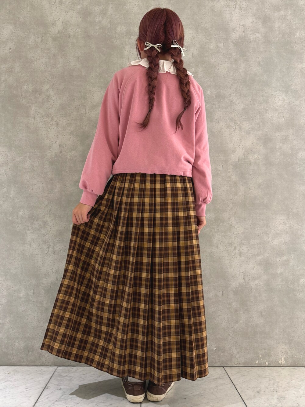 「ehka sopo、スウェット、ブラウス、プリーツスカート、ピンクコーデ」｜「ehka sopoの裾ドロストスウェット（Tシャツ/カットソー、ピンク系）」を使った、わかなさん（レディース・160cm）の秋コーディネートの3枚目の写真