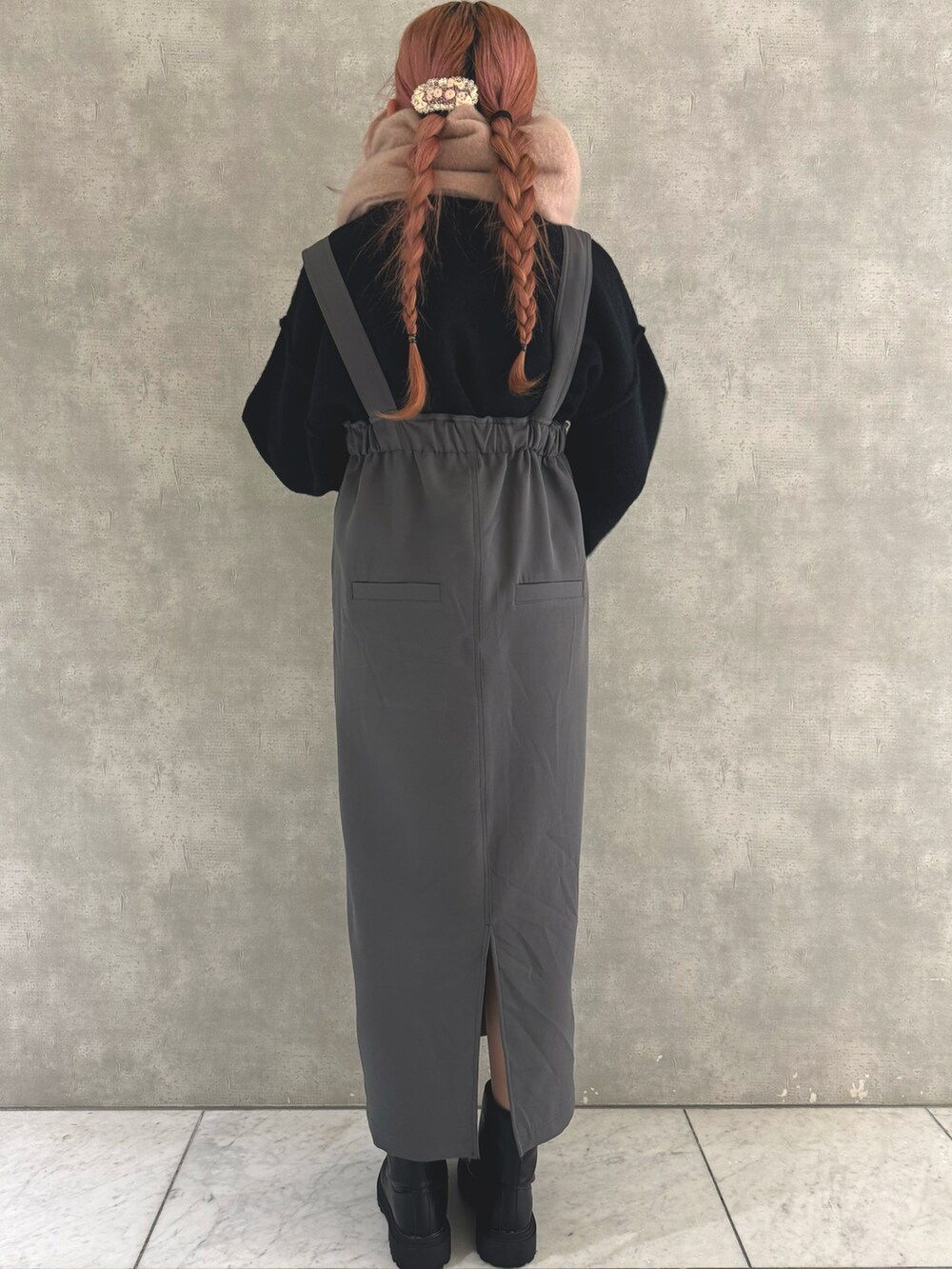「ehka sopo、ピンクコーデ、パールニット、ジャンスカ、マフラー、冬コーデ」｜「ehka sopoのパールニット（ニット/セーター、ブラック系）」を使った、わかなさん（レディース・160cm）の冬コーディネートの3枚目の写真