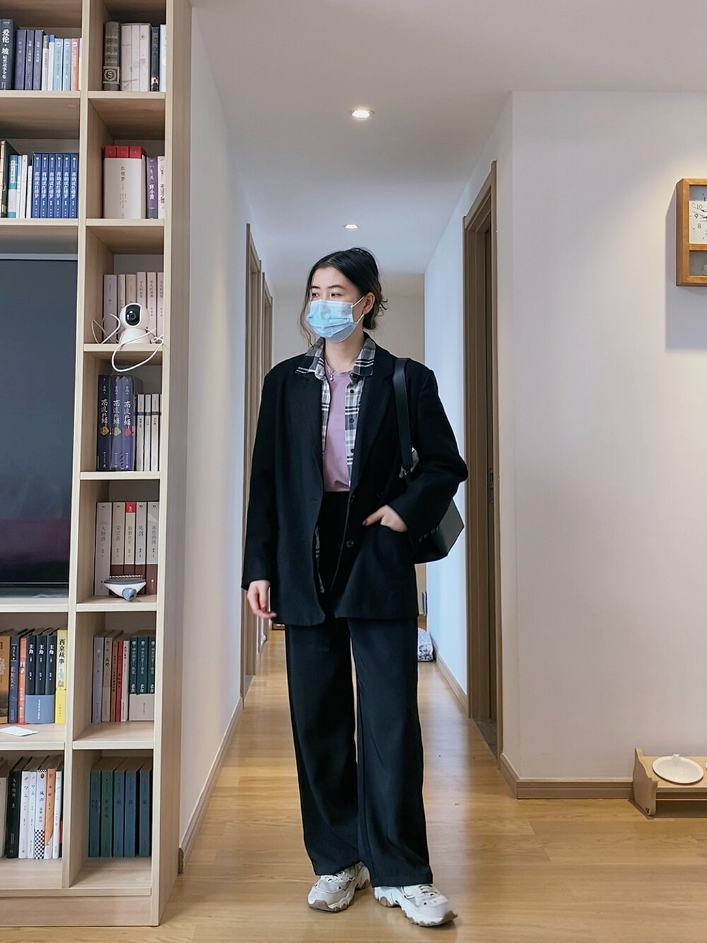 グレー系のシャツ/ブラウスを着用したレディースの秋コーディネートの4枚目の写真