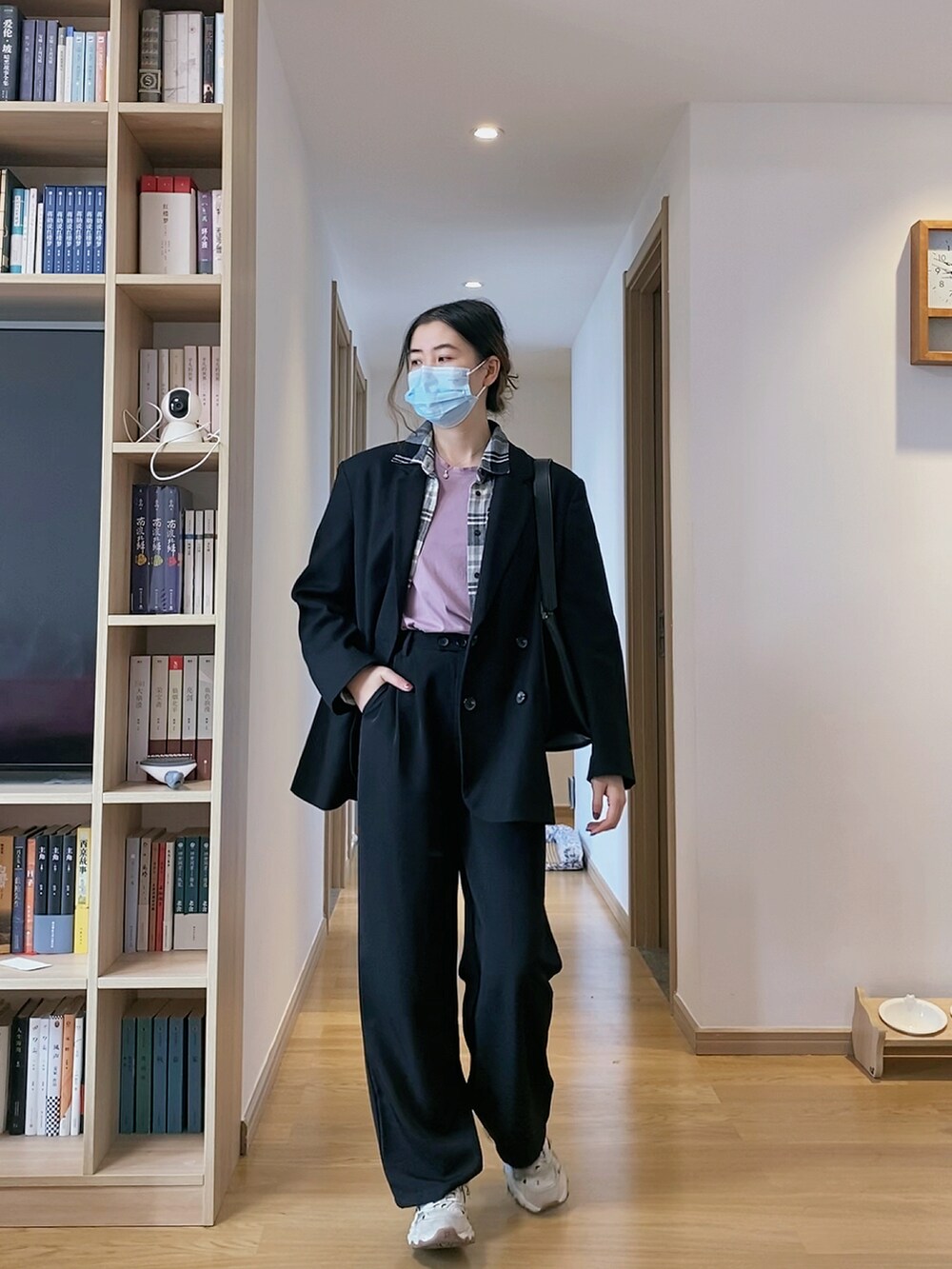 グレー系のシャツ/ブラウスを着用したレディースの秋コーディネートの3枚目の写真