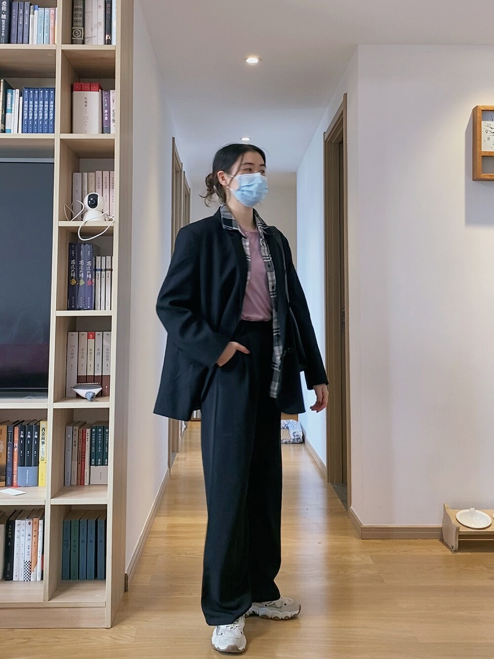 グレー系のシャツ/ブラウスを着用したレディースの秋コーディネートの2枚目の写真