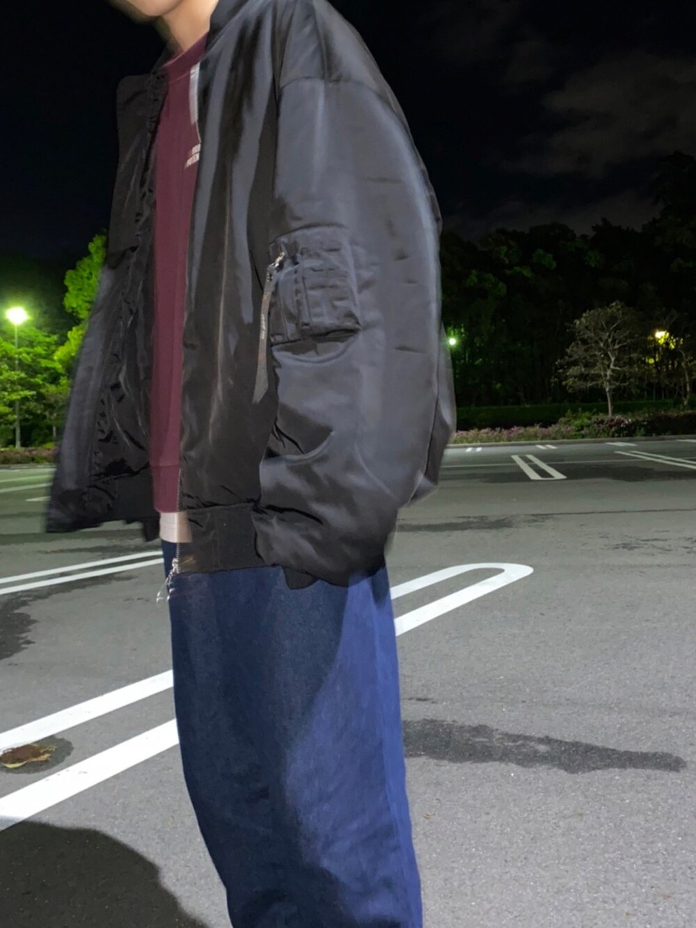 ブラック系のMA-1、ブルー系のデニムパンツを着用したメンズの春コーディネートの2枚目の写真