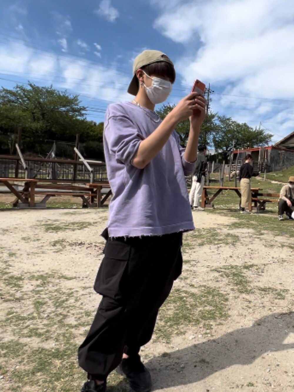 ブラック系のカーゴパンツ、パープル系のスウェットを着用したメンズの春コーディネートの2枚目の写真