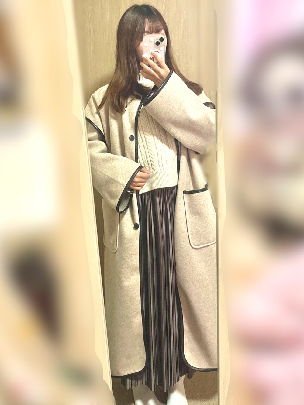 「休日コーデ、冬コーデ、パイピングコート、プリーツスカート、ニットベスト、いいね、save、フォローお願いします🤑、おしゃれさんと繋がりたい、ゆるコーデ、GRL、GU、coca、プチプラコーデ、プチプラ、淡色コーデ、クリスマスに着たい服」｜「coca（coca）の＼＼新色登場／／つや感サテンプリーツスカート（スカート、ブラウン系）」を使った、rikaさん（レディース・154cm）の冬コーディネートの2枚目の写真