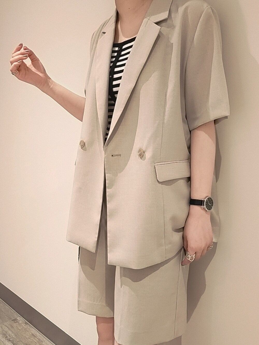 ブラウン系のサンダル、ブラック系のショルダーバッグ、ホワイト系のタンクトップを着用したレディースの夏コーディネートの2枚目の写真