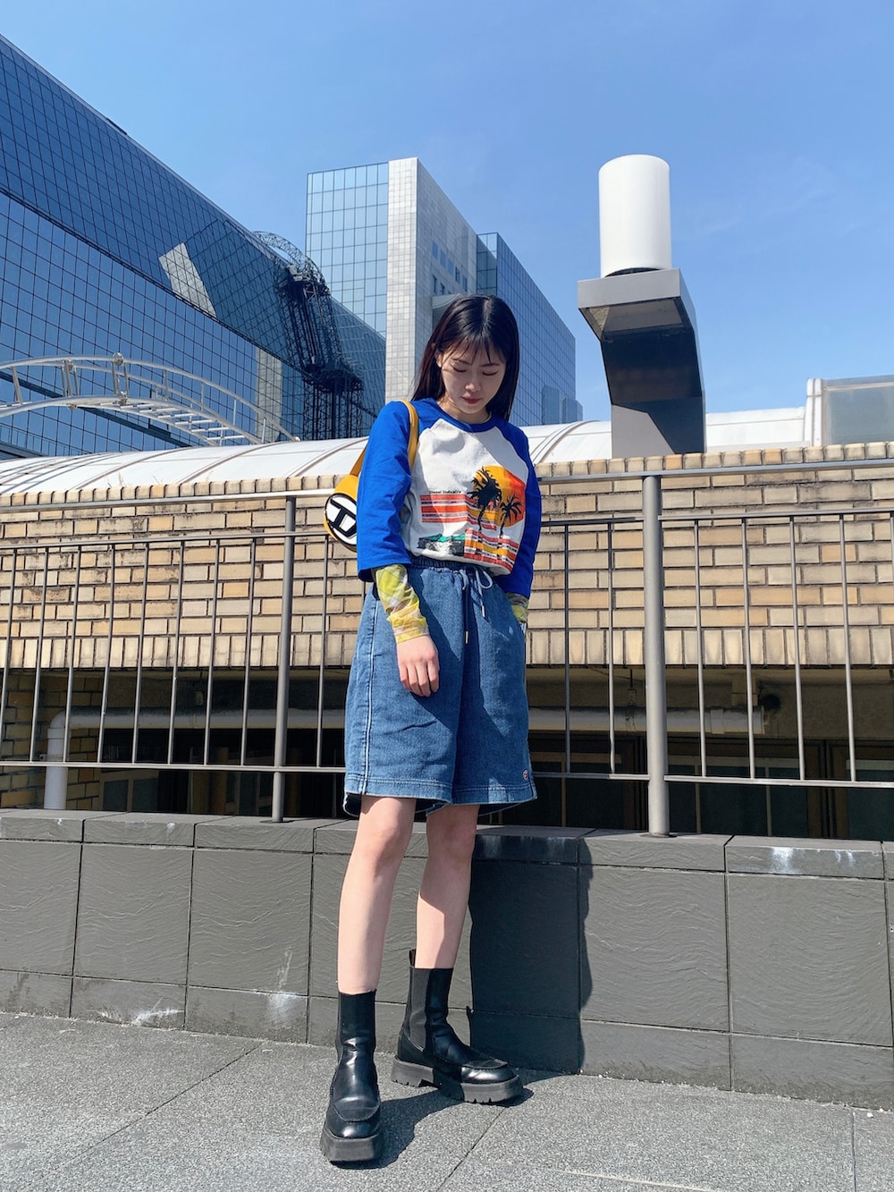 ホワイト系のTシャツ/カットソー、イエロー系のその他トップス、イエロー系のショルダーバッグを着用したレディースの春コーディネートの2枚目の写真