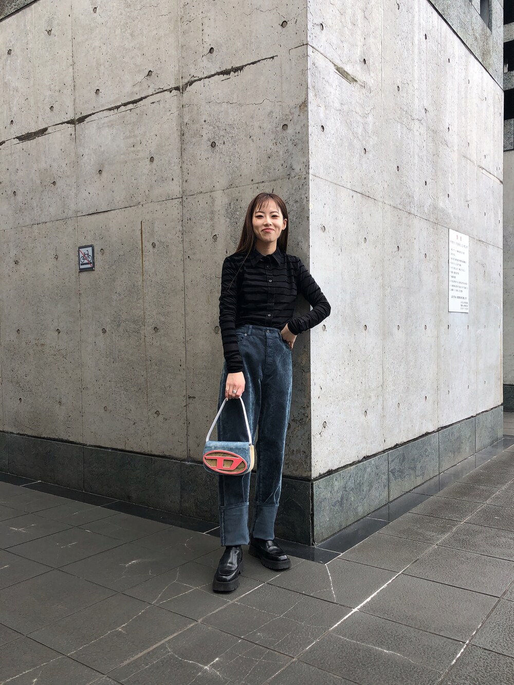 「デニム、ブーツ、ブラック、ショルダーバッグ、秋のコーデ、Diesel、大人カジュアル、大人コーデ、きれいめカジュアル、パンツスタイル、シャツスタイル、ディーゼル、11月、京都ポルタ、DIESEL京都ポルタ」｜「DIESELのレディース シャツ 長袖 シースルー スリムフィット フロックプリント Dロゴ（シャツ/ブラウス、ブラック系）」を使った、우타너 (うたの)さん（レディース・161cm）の秋コーディネートの3枚目の写真