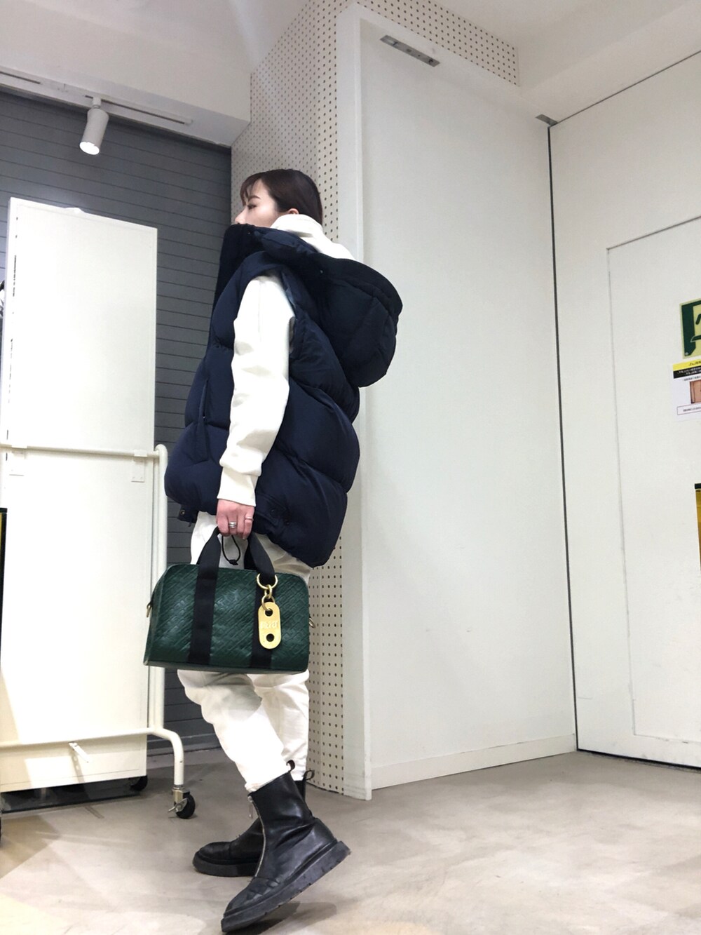 グリーン系のハンドバッグ、ホワイト系のその他パンツ、ホワイト系のパーカーを着用したレディースの秋コーディネートの3枚目の写真