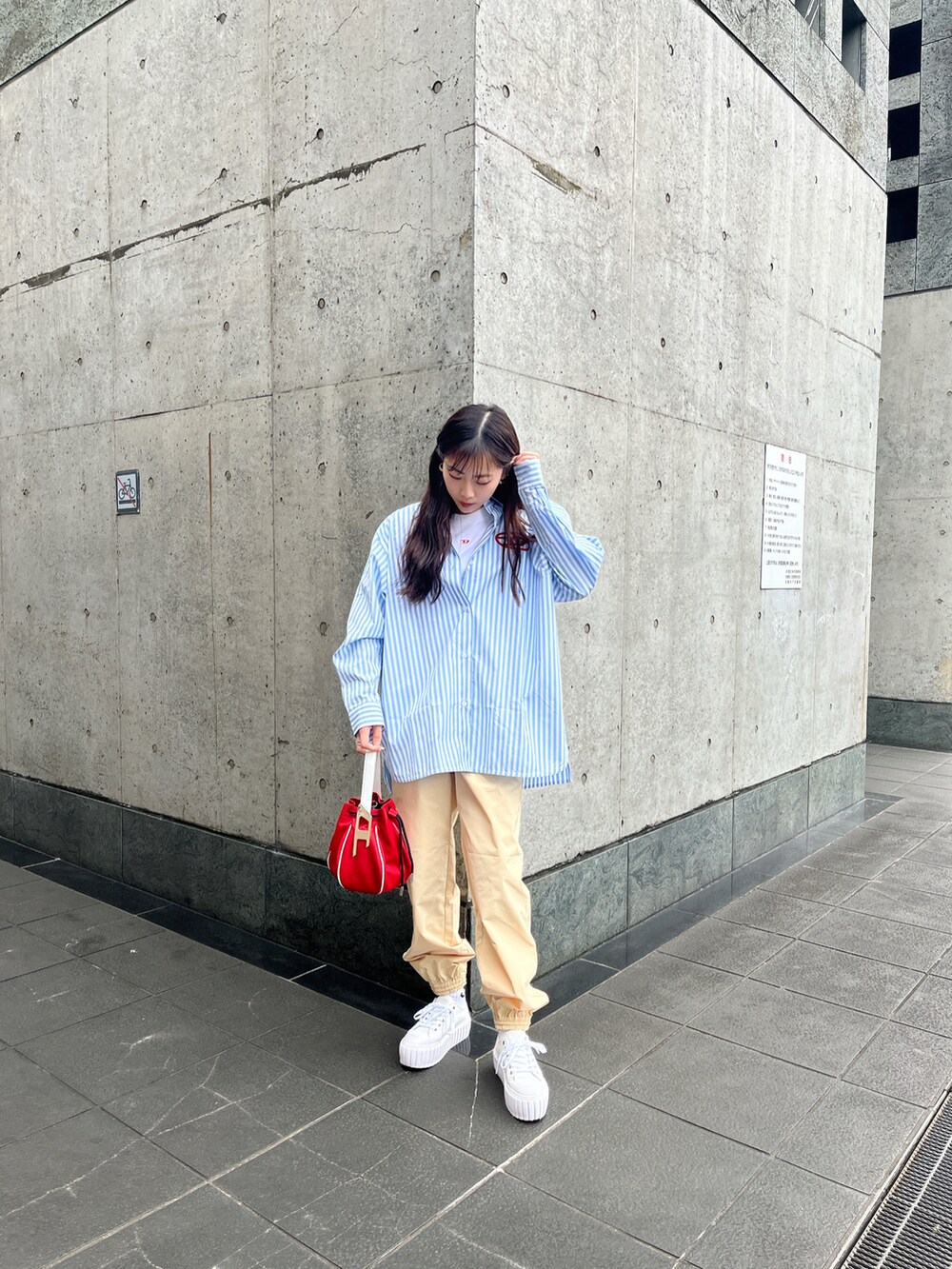 ホワイト系のシャツ/ブラウス、ホワイト系のカーゴパンツ、その他のスニーカーを着用したレディースの冬コーディネートの2枚目の写真