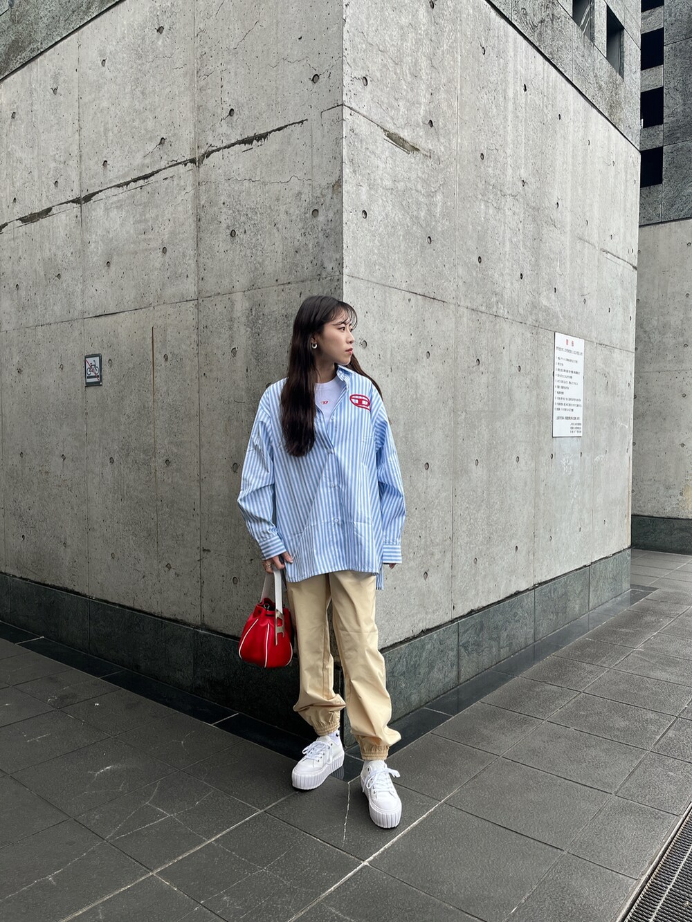 ホワイト系のシャツ/ブラウス、ホワイト系のカーゴパンツ、その他のスニーカーを着用したレディースの冬コーディネートの3枚目の写真