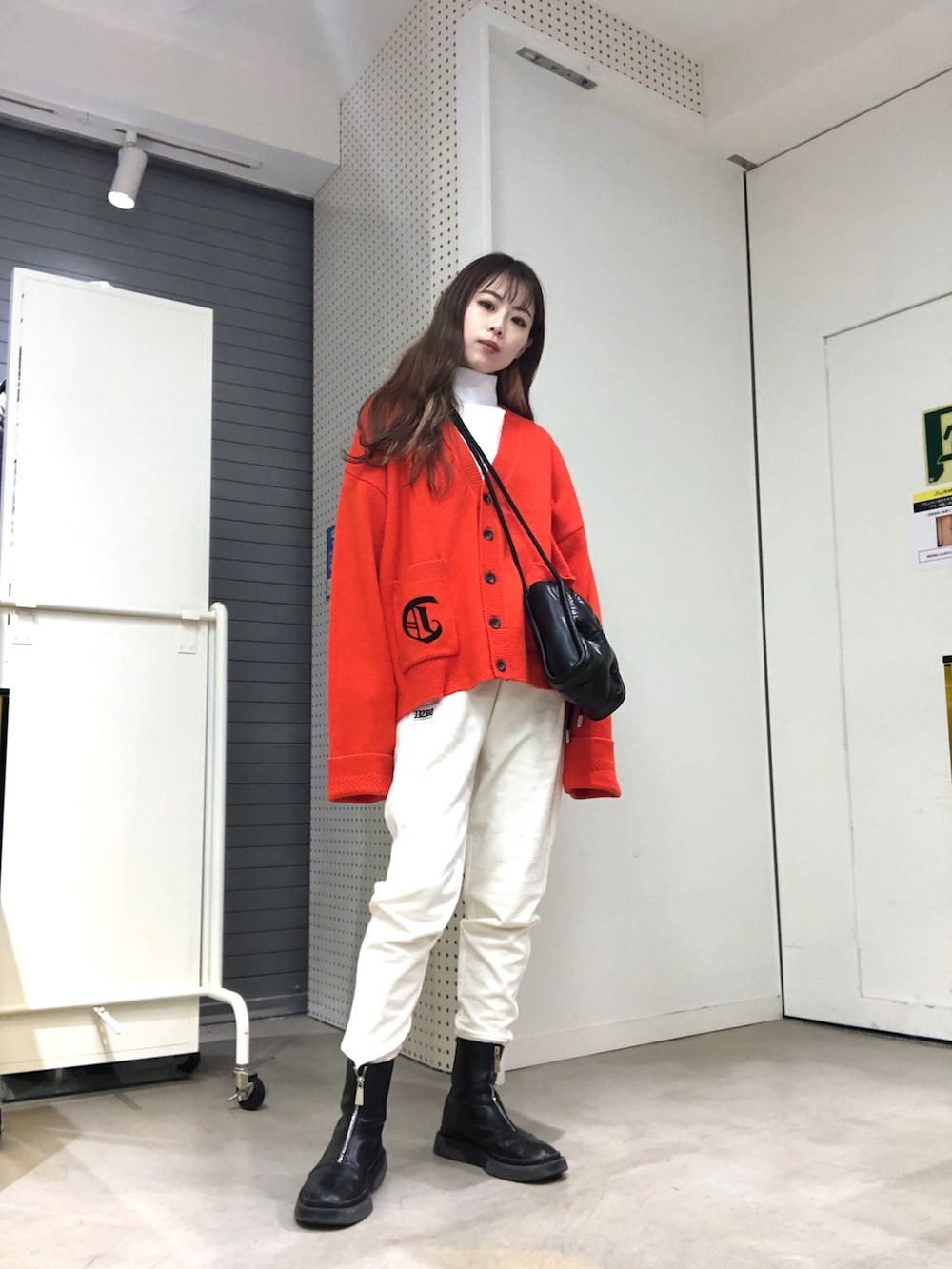 「カーディガン、スウェット、ニット、カジュアル、レッド、秋のコーデ、Diesel、冬コーデ、休日スタイル、赤ちゃん、パンツスタイル、ディーゼル、秋コーデ、京都ポルタ、DIESEL京都ポルタ」｜「DIESELのレディース サステナブル ニット カーディガン カシミヤ トップス オーバーサイズ（カーディガン/ボレロ、レッド系）」を使った、우타너 (うたの)さん（レディース・161cm）の秋コーディネートの3枚目の写真
