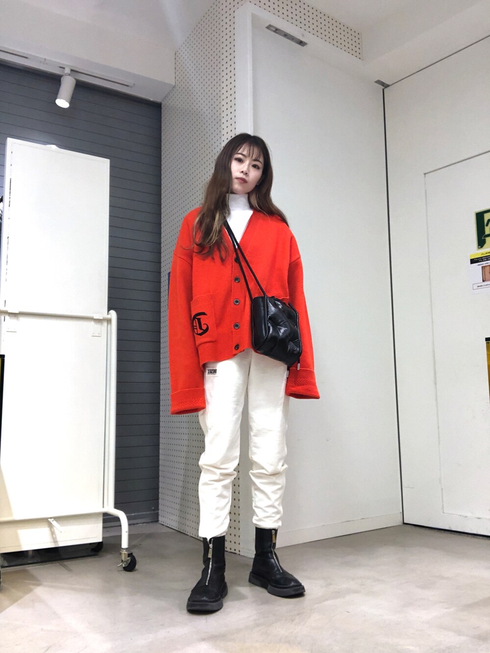 「カーディガン、スウェット、ニット、カジュアル、レッド、秋のコーデ、Diesel、冬コーデ、休日スタイル、赤ちゃん、パンツスタイル、ディーゼル、秋コーデ、京都ポルタ、DIESEL京都ポルタ」｜「DIESELのレディース サステナブル ニット カーディガン カシミヤ トップス オーバーサイズ（カーディガン/ボレロ、レッド系）」を使った、우타너 (うたの)さん（レディース・161cm）の秋コーディネートの2枚目の写真