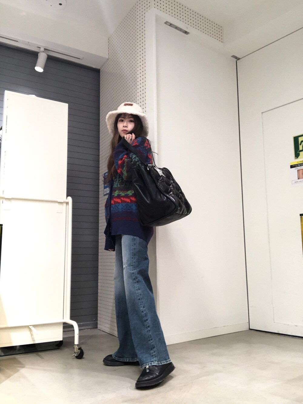 「秋のコーデ、カジュアルコーデ、大人コーデ、パンツスタイル、きれいめカジュアル、デニム、カーディガン、ニット、もこもこ、ディーゼル、Diesel、DIESEL京都ポルタ、京都ポルタ、冬コーデ、バケットハット」｜「DIESELのレディース ニット カーディガン ウール ワイドフィット マルチカラー ジャガード（カーディガン/ボレロ、グリーン系）」を使った、우타너 (うたの)さん（レディース・161cm）の秋コーディネートの3枚目の写真