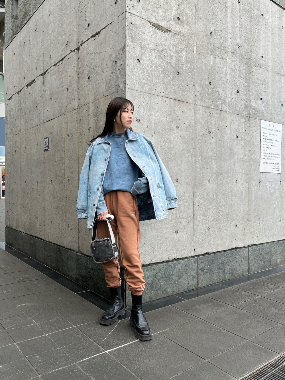 ブルー系のデニムジャケット、ブルー系のスウェット、ブラウン系のその他パンツを着用したレディースの冬コーディネートの2枚目の写真