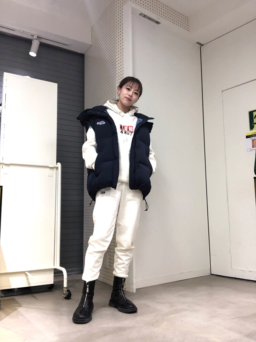 グリーン系のハンドバッグ、ホワイト系のその他パンツ、ホワイト系のパーカーを着用したレディースの秋コーディネートの2枚目の写真