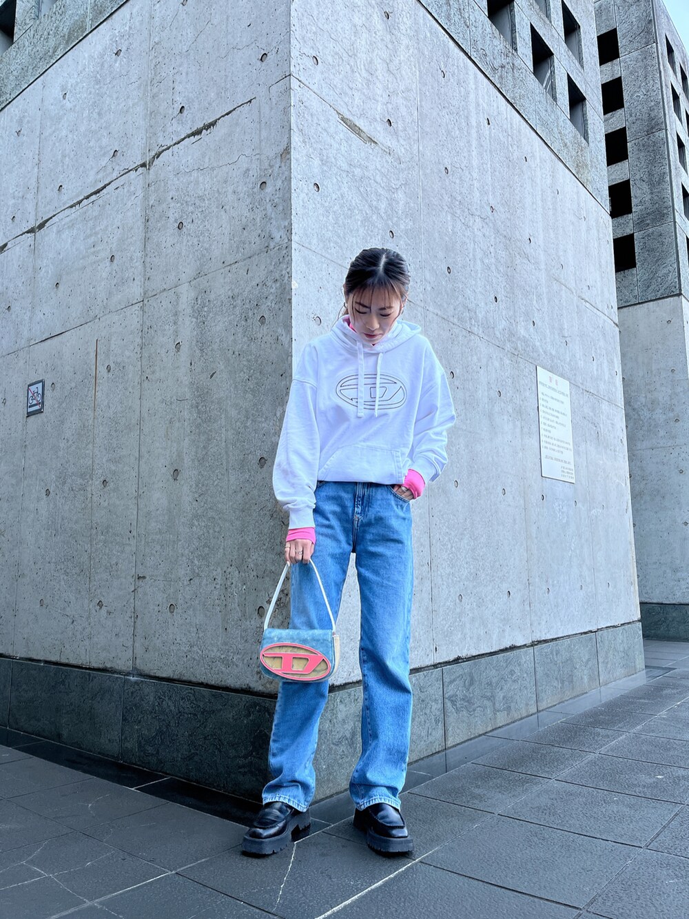 「シンプルコーデ、カジュアルコーデ、大人コーデ、冬コーデ、春コーデ、1月、デニム、パンツスタイル、ディーゼル、Diesel、DIESEL京都ポルタ、京都ポルタ、ホワイト、パーカー、ピンク」｜「DIESELのユニセックス スウェット パーカー リラックスフィット（パーカー、ホワイト系）」を使った、우타너 (うたの)さん（レディース・161cm）の冬コーディネートの2枚目の写真