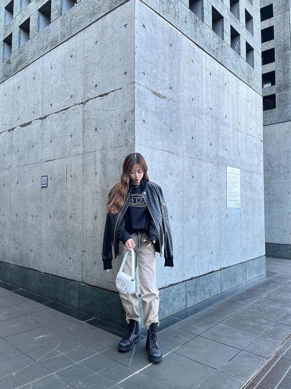 「大人カジュアル、カジュアル、きれいめカジュアル、ブーツ、ライダース、スウェット、ディーゼル、Diesel、DIESEL京都ポルタ、京都ポルタ、冬コーデ、春コーデ、休日スタイル、ブラック、京都」｜「DIESELのメンズ スウェット クルーネック（スウェット、ブラック系）」を使った、우타너 (うたの)さん（レディース・161cm）の冬コーディネートの2枚目の写真