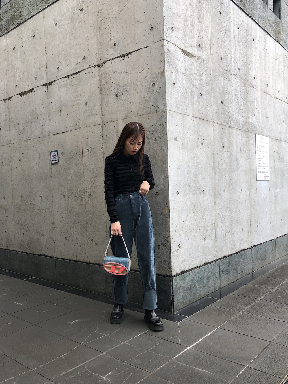 「デニム、ブーツ、ブラック、ショルダーバッグ、秋のコーデ、Diesel、大人カジュアル、大人コーデ、きれいめカジュアル、パンツスタイル、シャツスタイル、ディーゼル、11月、京都ポルタ、DIESEL京都ポルタ」｜「DIESELのレディース シャツ 長袖 シースルー スリムフィット フロックプリント Dロゴ（シャツ/ブラウス、ブラック系）」を使った、우타너 (うたの)さん（レディース・161cm）の秋コーディネートの2枚目の写真