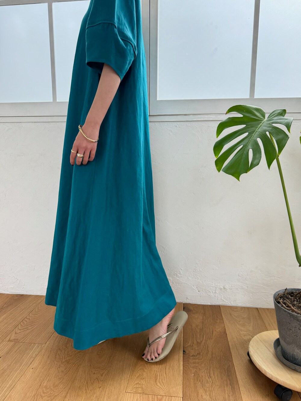 グリーン系のワンピースを着用したレディースの春コーディネートの5枚目の写真