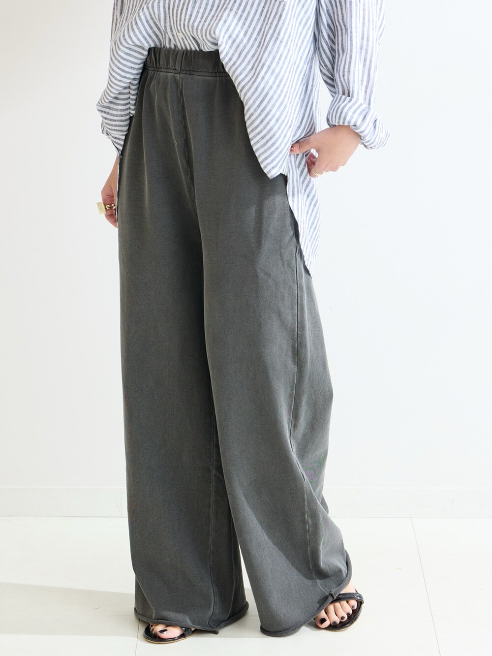 ブルー系のシャツ/ブラウス、ブラック系のスウェットパンツを着用したレディースの春コーディネートの5枚目の写真