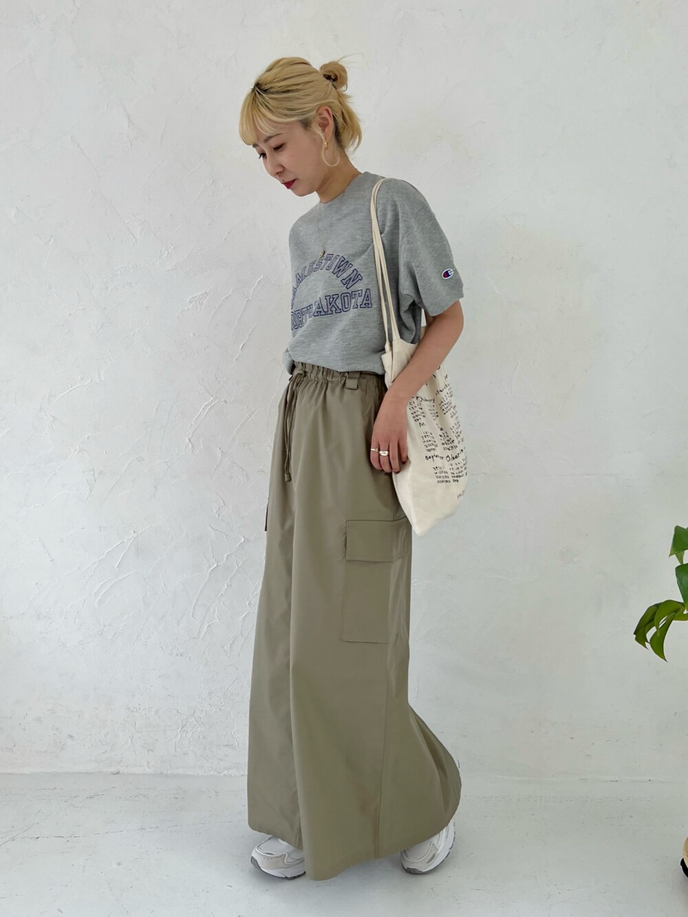 グレー系のスウェット、グリーン系のスカートを着用したレディースの春コーディネートの2枚目の写真