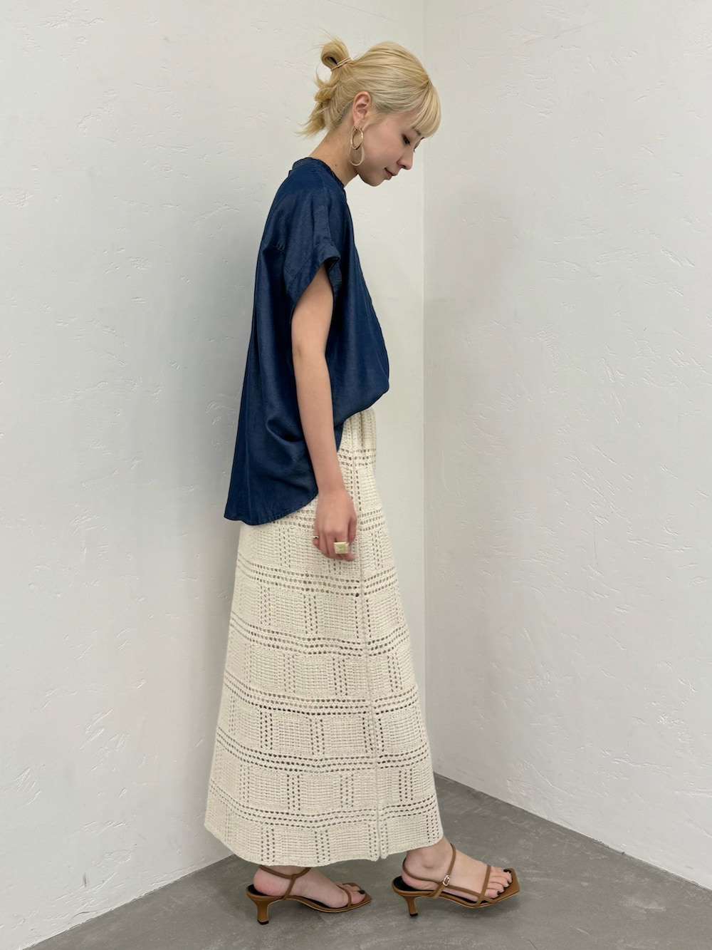 ブルー系のシャツ/ブラウス、ホワイト系のスカートを着用したレディースの春コーディネートの2枚目の写真