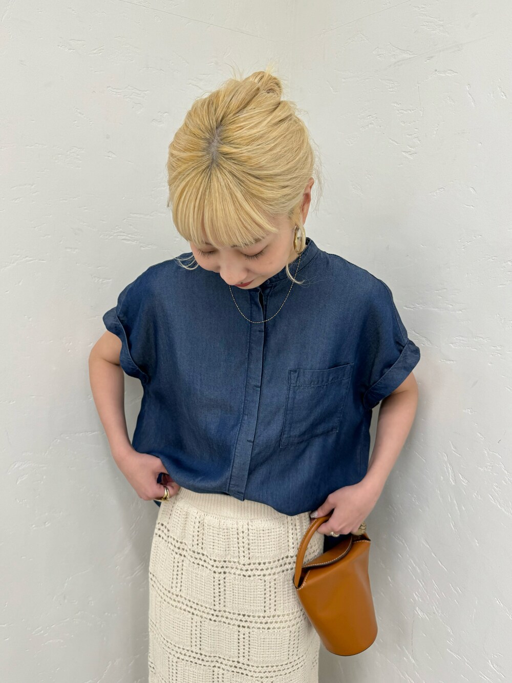 ブルー系のシャツ/ブラウス、ホワイト系のスカートを着用したレディースの春コーディネートの4枚目の写真