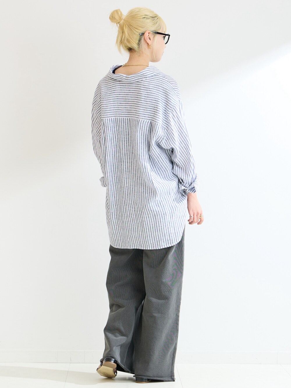 ブルー系のシャツ/ブラウス、ブラック系のスウェットパンツを着用したレディースの春コーディネートの3枚目の写真