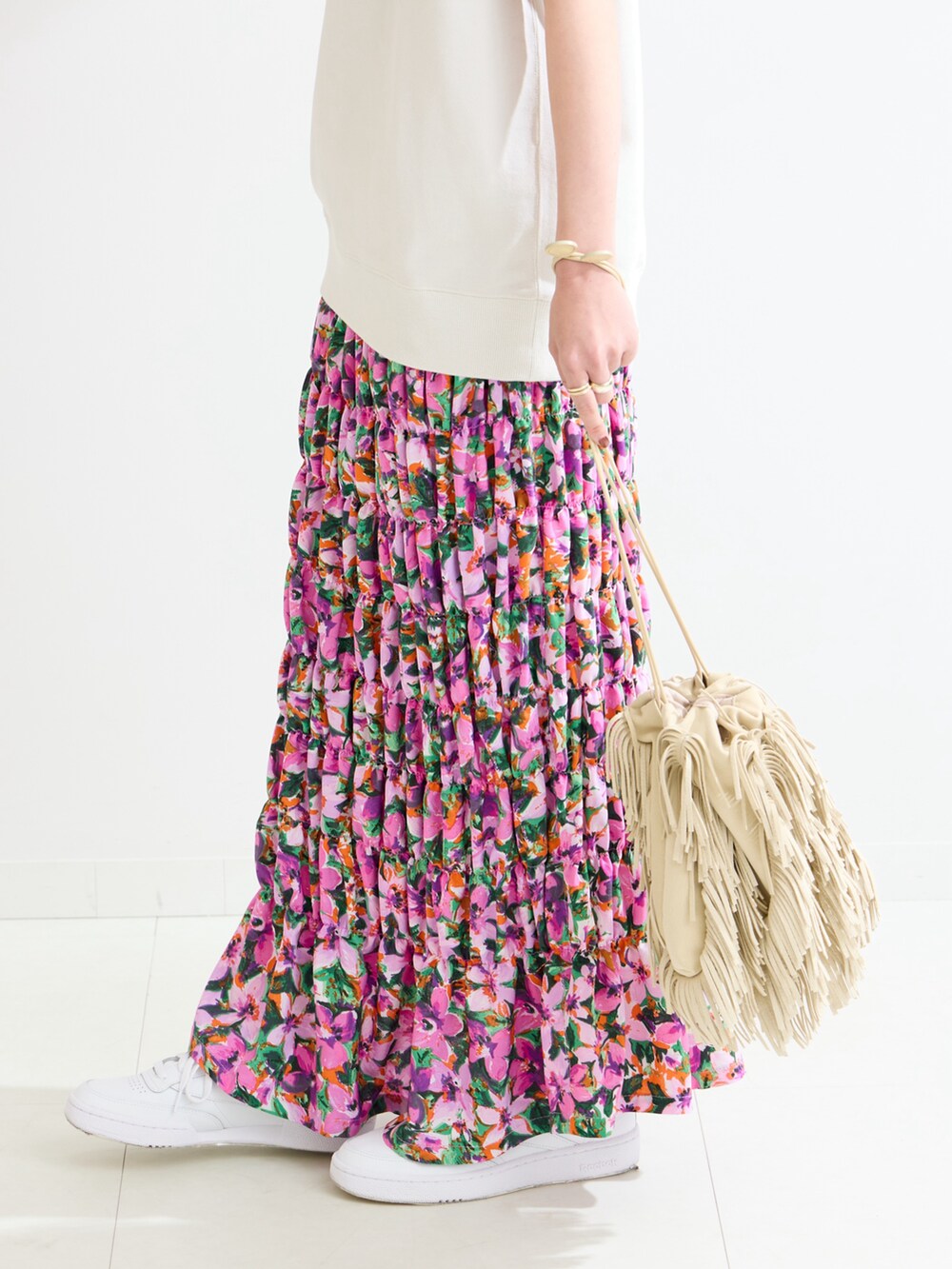 ホワイト系のスウェット、パープル系のスカートを着用したレディースの春コーディネートの5枚目の写真