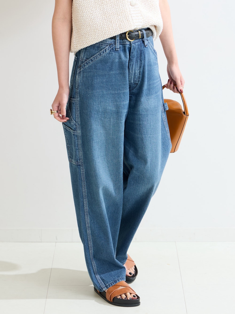 その他のトップス、ブルー系のデニムパンツを着用したレディースの春コーディネートの4枚目の写真