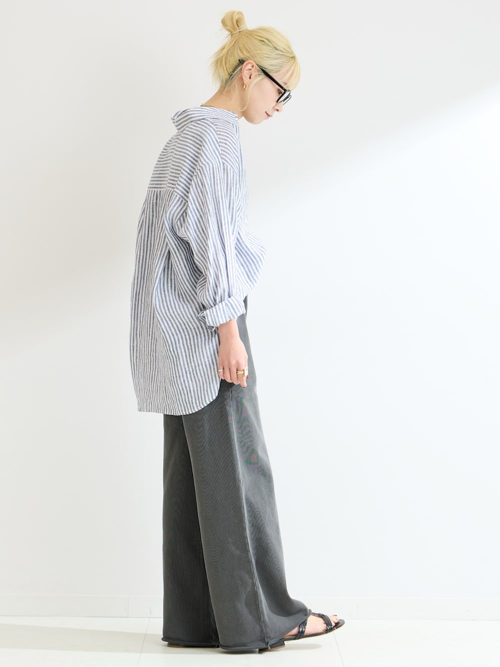 ブルー系のシャツ/ブラウス、ブラック系のスウェットパンツを着用したレディースの春コーディネートの2枚目の写真