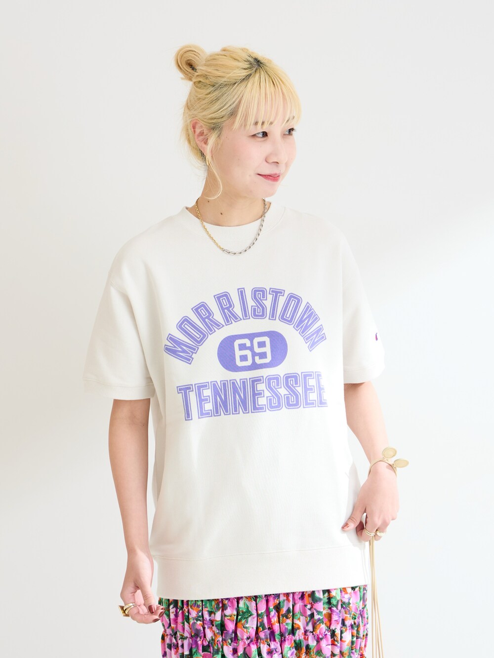 ホワイト系のスウェット、パープル系のスカートを着用したレディースの春コーディネートの4枚目の写真