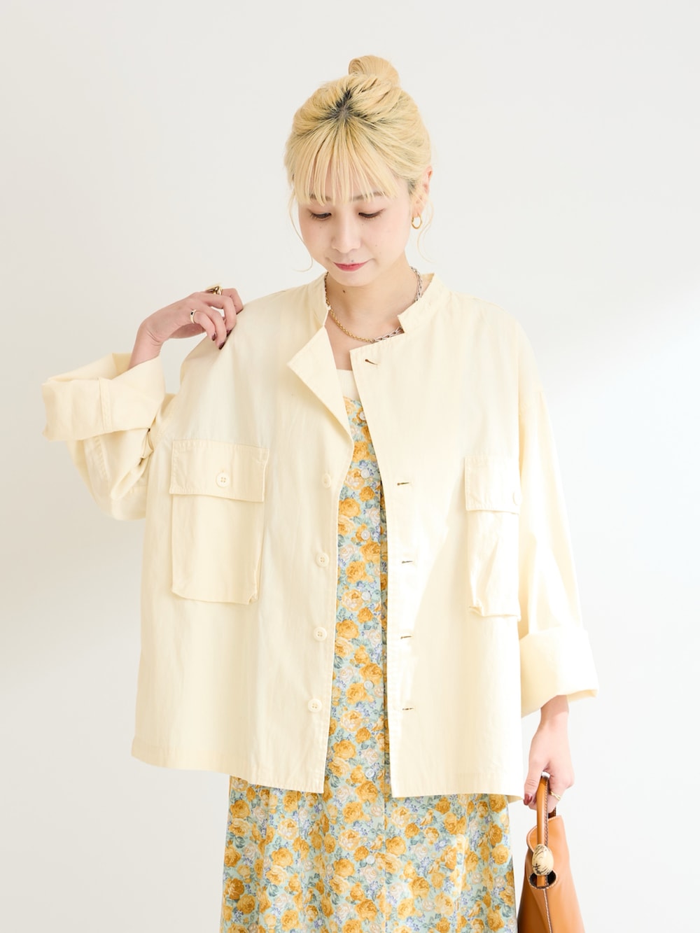 イエロー系のワンピース、ホワイト系のシャツ/ブラウスを着用したレディースの春コーディネートの4枚目の写真