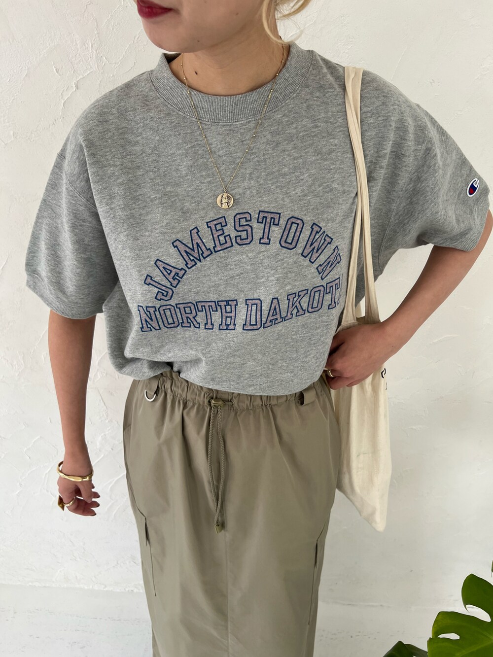 グレー系のスウェット、グリーン系のスカートを着用したレディースの春コーディネートの4枚目の写真