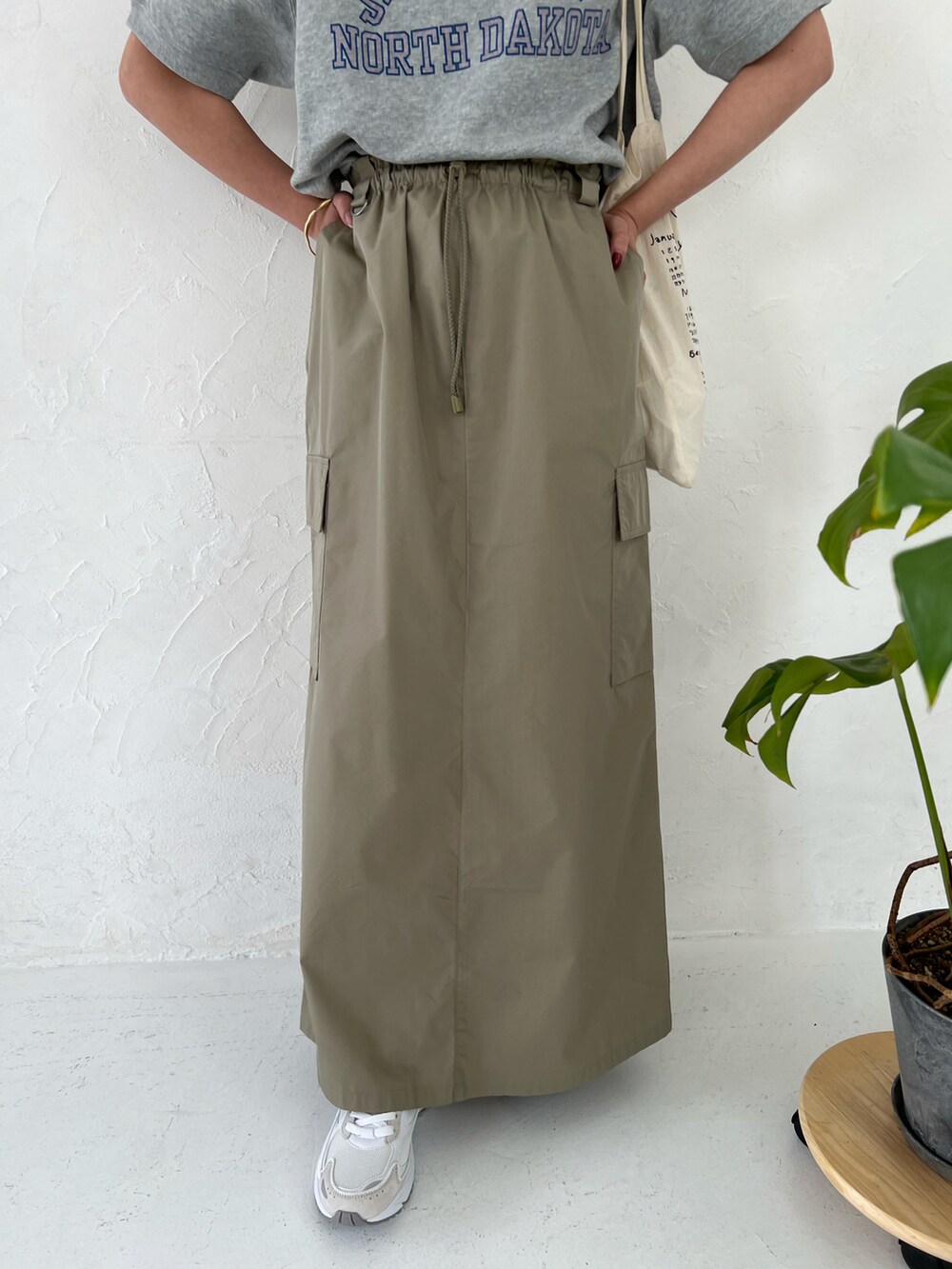 グレー系のスウェット、グリーン系のスカートを着用したレディースの春コーディネートの5枚目の写真