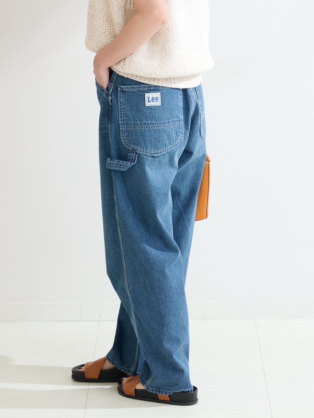 その他のトップス、ブルー系のデニムパンツを着用したレディースの春コーディネートの5枚目の写真