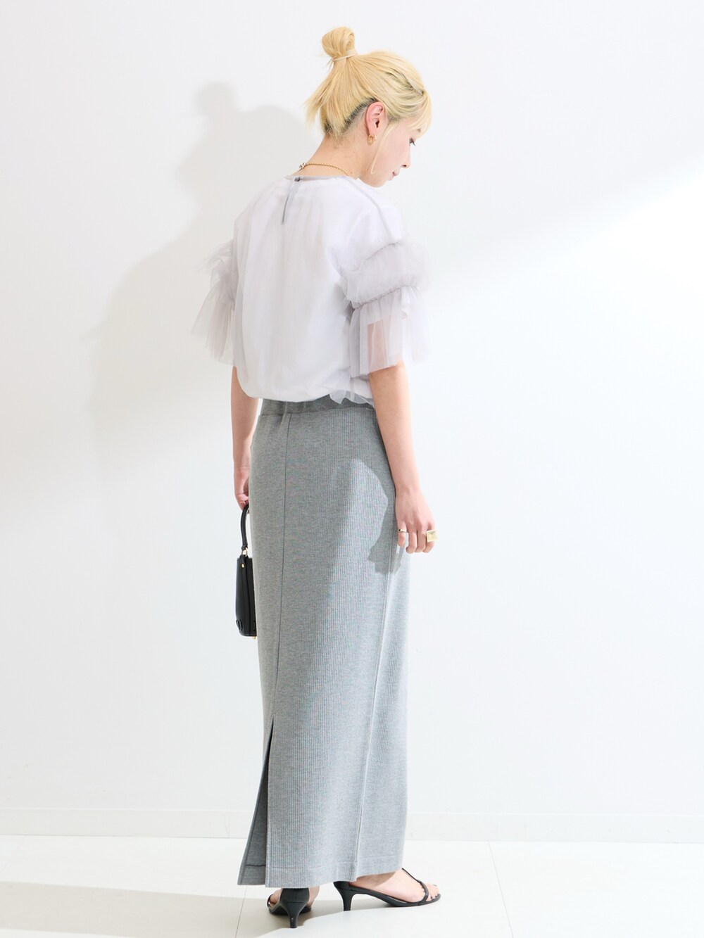 グレー系のTシャツ/カットソー、グレー系のスカートを着用したレディースの春コーディネートの3枚目の写真