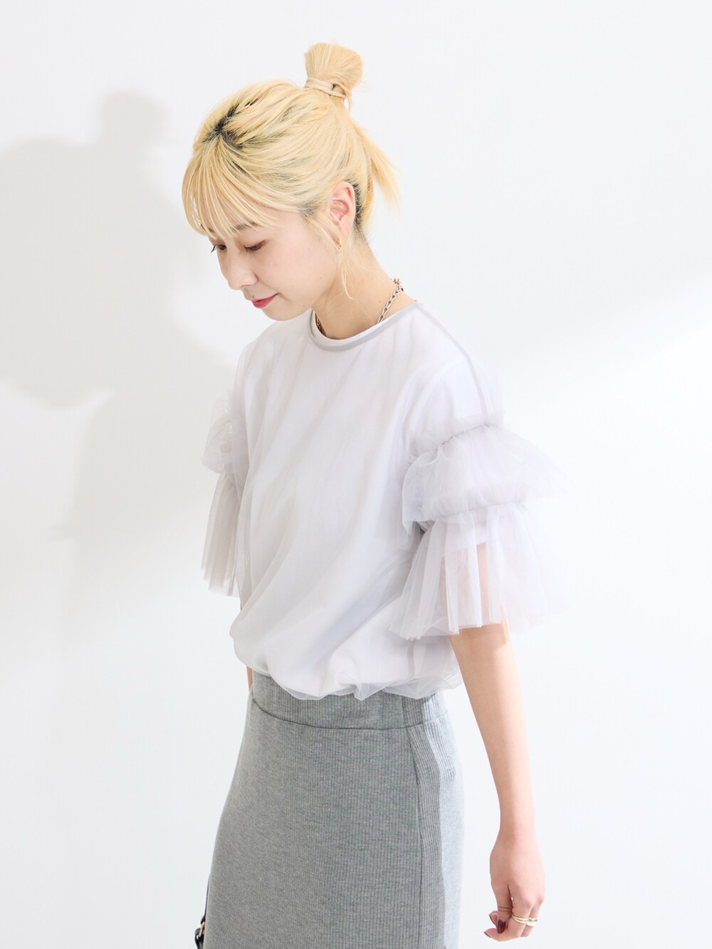 グレー系のTシャツ/カットソー、グレー系のスカートを着用したレディースの春コーディネートの4枚目の写真