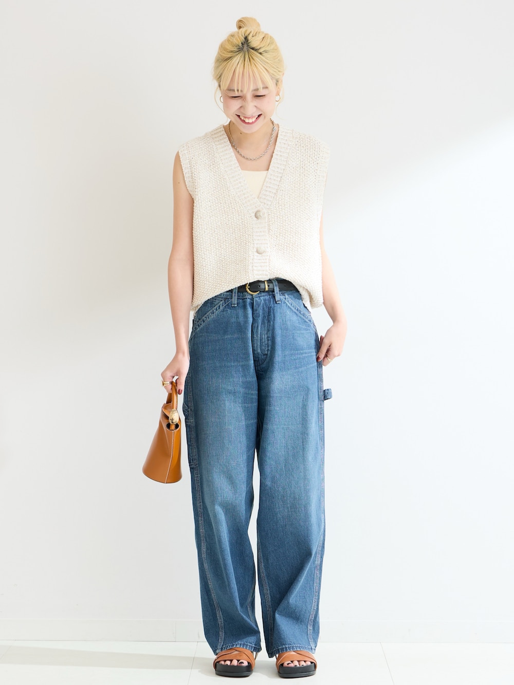 その他のトップス、ブルー系のデニムパンツを着用したレディースの春コーディネートの2枚目の写真